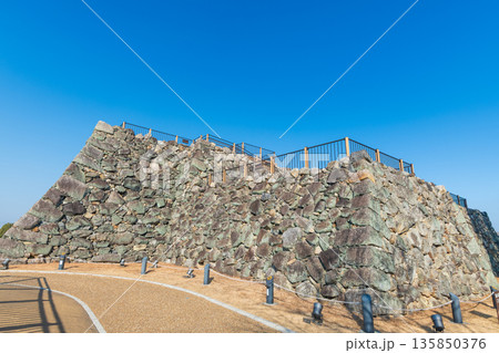 大和郡山城天守台、南西角を下から仰ぎ見る風景 大和郡山城天守台、南西角を下から仰ぎ見る風景 135850376