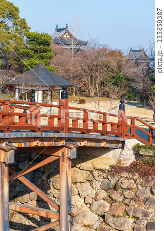 大和郡山城、白沢門跡南側から極楽門越しに当時をイメージする風景 135850387