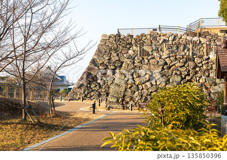 柳澤神社の祖霊舎傍から望む大和郡山城天守台 135850396