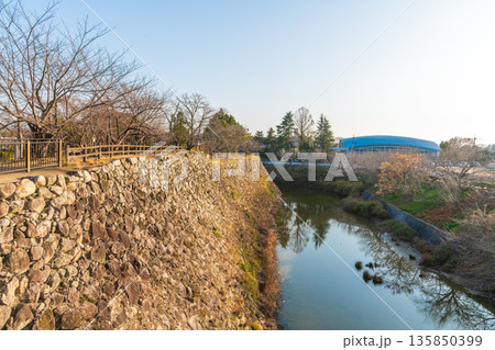 大和郡山城、厩向櫓跡から眺める西陽を浴びる西側の石垣の景色 大和郡山城、厩向櫓跡から眺める西陽を浴びる西側の石垣の景色 135850399
