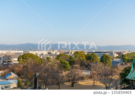 西日の射す、大和郡山城天守台からの東方向城下町の風景 135850403