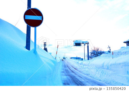 最強最長寒波・雪国の道路 135850420