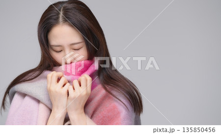 ピンクのマフラーをした30代女性 ピンクのマフラーをした30代女性 135850456