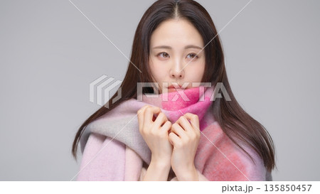 ピンクのマフラーをした30代女性 135850457