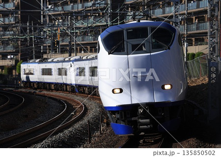 【JR西日本】281系 特急「はるか」（JR京都線：島本〜山崎） 135850502