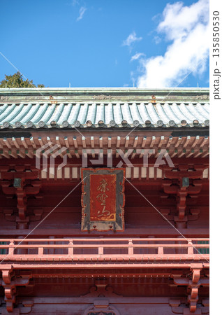 鹿野山神野寺の山門に掲げられた歴史ある扁額と朱色の建築 鹿野山神野寺の山門に掲げられた歴史ある扁額と朱色の建築 135850530
