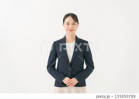 笑顔の若いビジネスウーマン 笑顔の若いビジネスウーマン 135850789