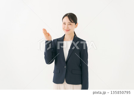笑顔の若いビジネスウーマン 笑顔の若いビジネスウーマン 135850795
