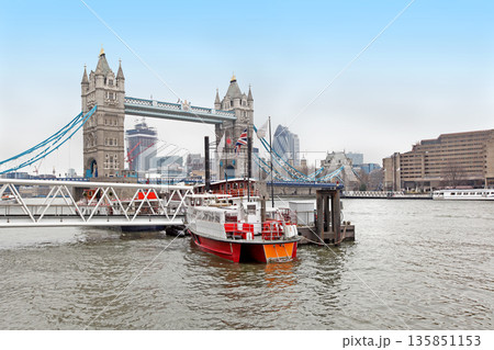 Thames river boat 135851153