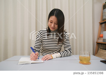 日記を書く女性 日記を書く女性 135851398