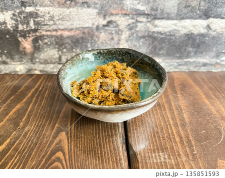 塩漬けのからすみ。味付けしたボラの魚卵。 塩漬けのからすみ。味付けしたボラの魚卵。 135851593
