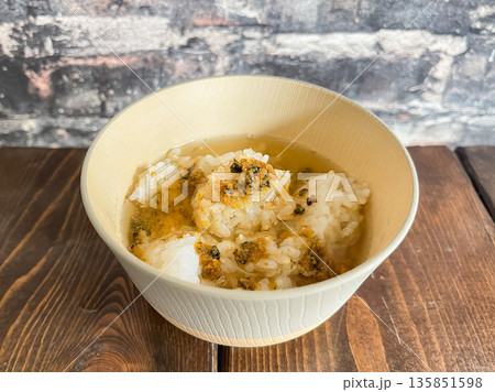 からすみ茶漬け。味付けしたカラスミとご飯に出汁をかけた料理。 からすみ茶漬け。味付けしたカラスミとご飯に出汁をかけた料理。 135851598