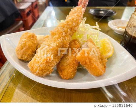 海鮮フライ。エビフライと白身魚などが乗った盛り合わせのお皿。 海鮮フライ。エビフライと白身魚などが乗った盛り合わせのお皿。 135851640