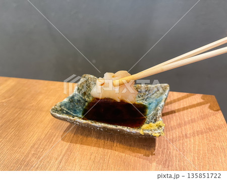 新鮮なバイ貝の刺身。 135851722