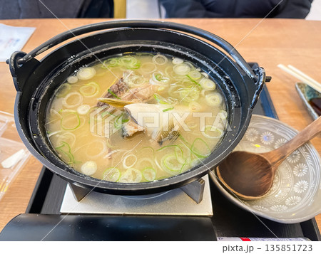土鍋のあら汁。魚介のカマが入った味噌汁。 135851723