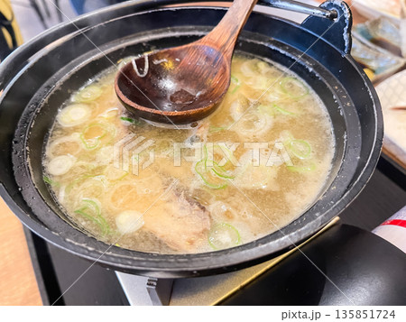 土鍋のあら汁。魚介のカマが入った味噌汁。 135851724