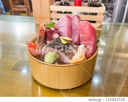 マグロとサワラと海老と蛸の刺身盛り合わせ。 マグロとサワラと海老と蛸の刺身盛り合わせ。 135851728