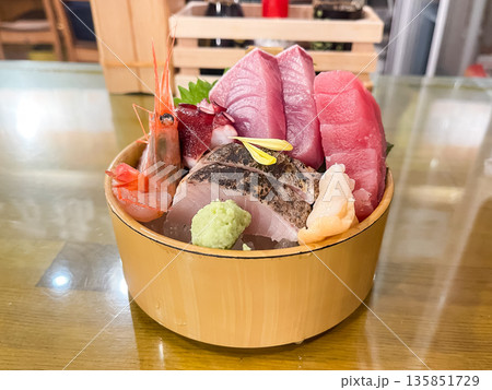 マグロとサワラと海老と蛸の刺身盛り合わせ。 マグロとサワラと海老と蛸の刺身盛り合わせ。 135851729