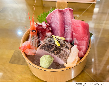 マグロとサワラと海老と蛸の刺身盛り合わせ。 マグロとサワラと海老と蛸の刺身盛り合わせ。 135851730