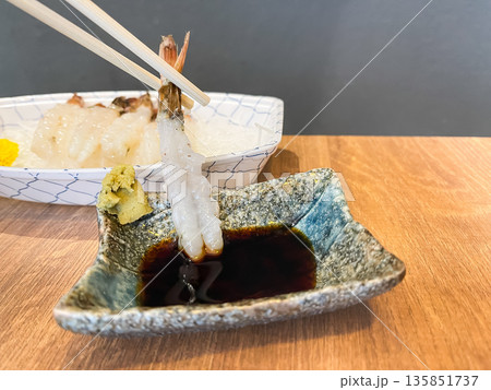 スーパーで買ったガスエビのお刺身。醤油につけて。 135851737