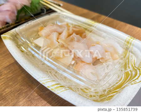 新鮮なバイ貝のお刺身が入ったプラスチック容器。 新鮮なバイ貝のお刺身が入ったプラスチック容器。 135851739