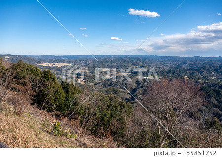 千葉県・鹿野山九十九谷展望公園の高台から広がる雄大な自然景観 135851752
