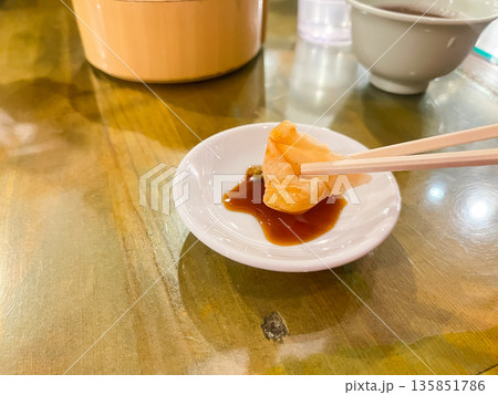 新鮮なバイ貝の刺身。 135851786