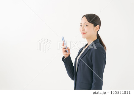 笑顔の若いビジネスウーマン 135851811