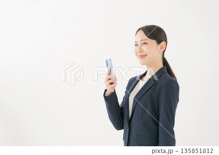笑顔の若いビジネスウーマン 135851812