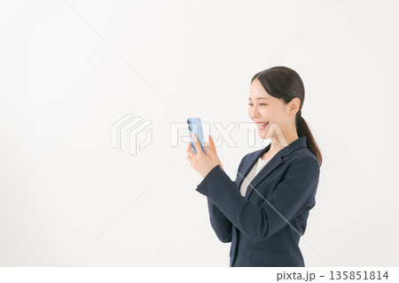 笑顔の若いビジネスウーマン 135851814