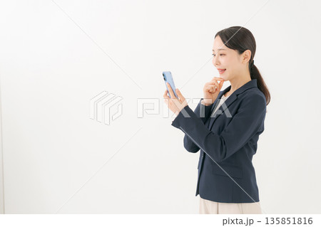 笑顔の若いビジネスウーマン 135851816