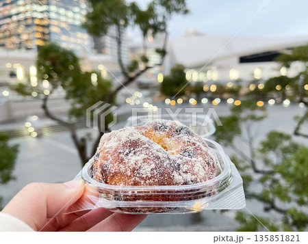 粉砂糖コーティングした甘いドーナツ。揚げたお菓子。 135851821