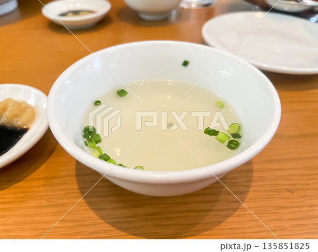 中華料理屋などで出されるシンプルな鶏出汁スープ。 中華料理屋などで出されるシンプルな鶏出汁スープ。 135851825