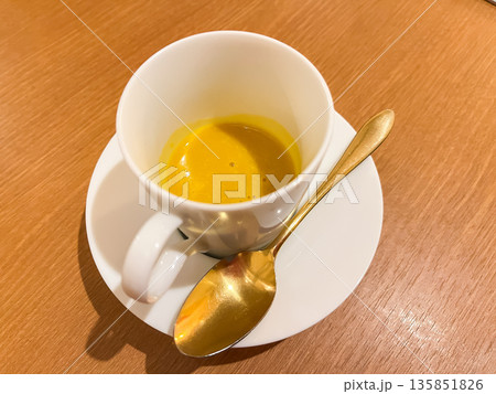 温かくて甘いさつまいもスープ。 温かくて甘いさつまいもスープ。 135851826