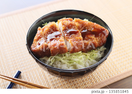 手作りソースかつ丼（豚ロース肉） 135851845