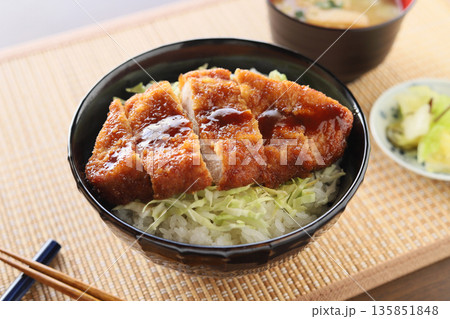 手作りソースかつ丼（豚ロース肉） 135851848