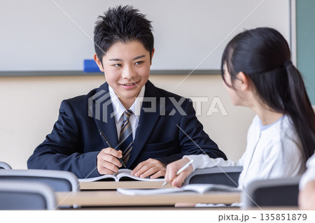 楽しそうに勉強する学生 楽しそうに勉強する学生 135851879