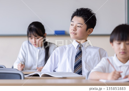 授業に集中できない学生 授業に集中できない学生 135851883