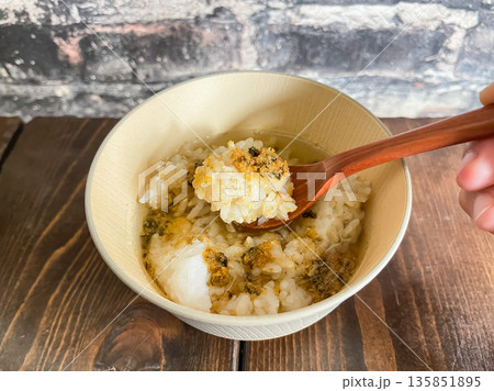 からすみ茶漬け。味付けしたカラスミとご飯に出汁をかけた料理。 からすみ茶漬け。味付けしたカラスミとご飯に出汁をかけた料理。 135851895