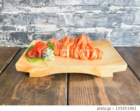 新鮮なとろサーモンの刺身盛り。 135851901