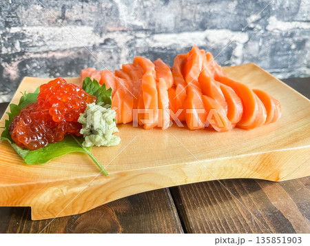 新鮮なとろサーモンの刺身盛り。 135851903