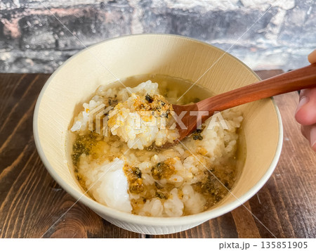 からすみ茶漬け。味付けしたカラスミとご飯に出汁をかけた料理。 からすみ茶漬け。味付けしたカラスミとご飯に出汁をかけた料理。 135851905