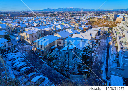 雪に覆われた冬の都市風景(川崎市麻生区上麻生,王禅寺,丹沢山系,富士山など) 135851971