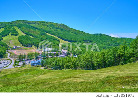 初夏の長野県東御市(群馬県嬬恋村)地蔵峠の湯の丸高原スキー場、観光施設を見る 135851973