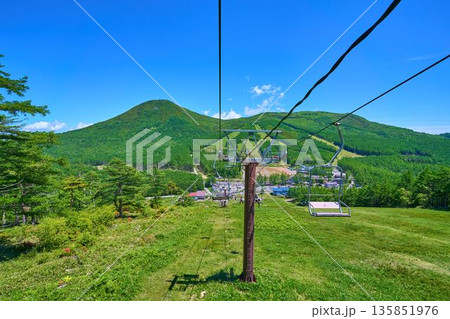 初夏の長野県東御市(群馬県嬬恋村)地蔵峠の観光リフトから湯の丸高原スキー場、観光施設、西篭ノ登山を見 135851976
