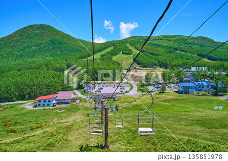 初夏の長野県東御市(群馬県嬬恋村)地蔵峠の観光リフトから湯の丸高原スキー場、観光施設、西篭ノ登山を見 135851978