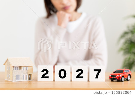 2027のブロックと悩むミドル女性 135852064