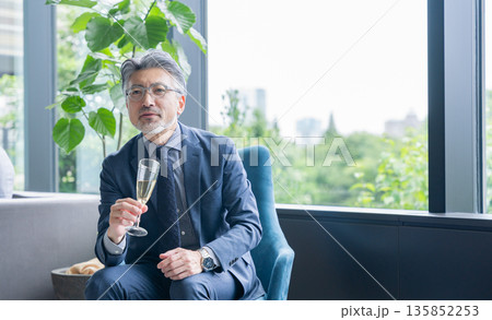 会食でお酒を飲むビジネスマンの中高年男性 135852253