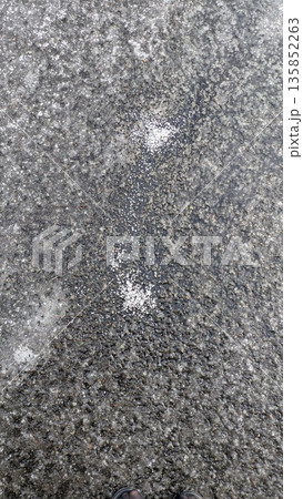 凍った道路に撒かれた融雪剤 135852263