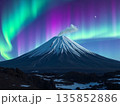 富士とオーロラ 135852886